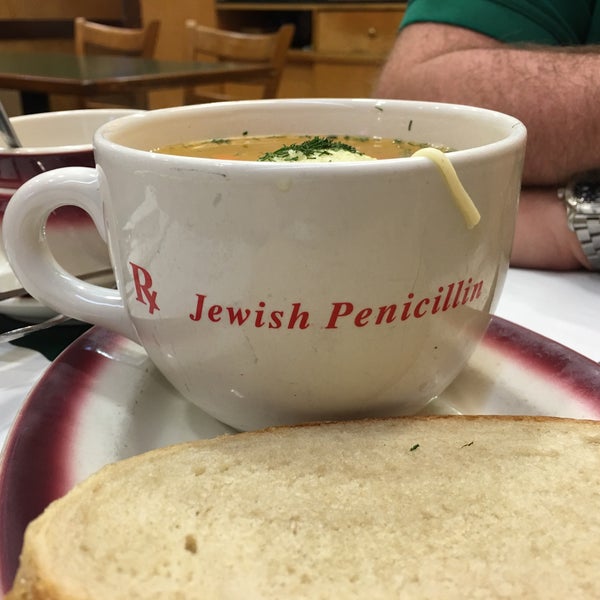 Foto scattata a Ben&#39;s Best Kosher Delicatessen da Jeffrey il 11/2/2015
