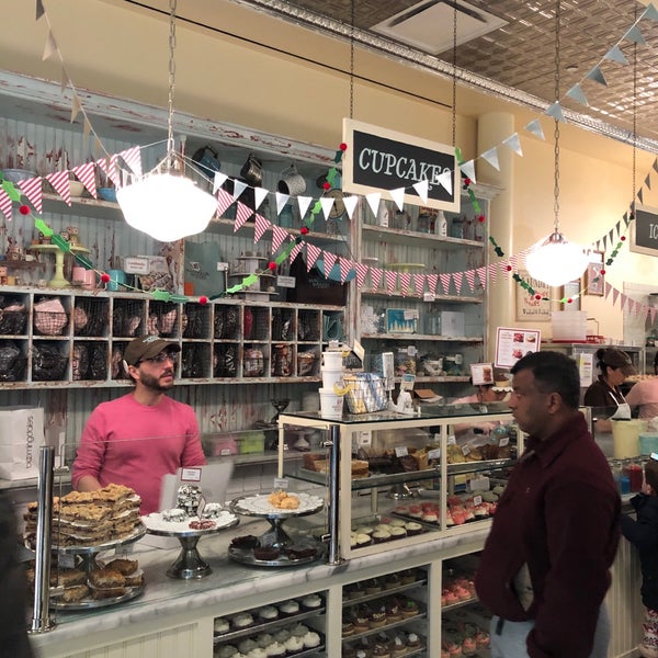 Photo taken at Magnolia Bakery by Saud on 12/21/2018