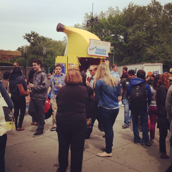 5/14/2013 tarihinde Jennifer C.ziyaretçi tarafından Bluth’s Frozen Banana Stand'de çekilen fotoğraf