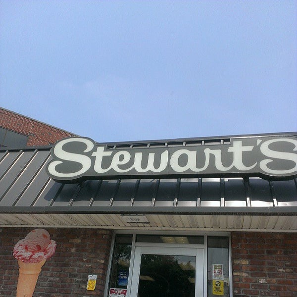 Foto tomada en Stewart&#39;s Shops  por Michael C. el 6/23/2013