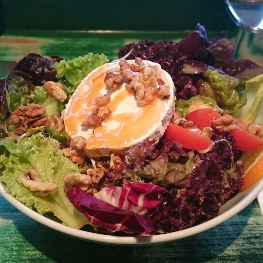 Try the Salad with goat cheese, honey and walnuts!