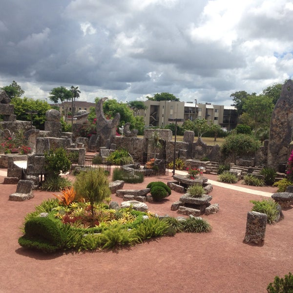 Foto tirada no(a) Coral Castle por Carolyne G. em 5/31/2015