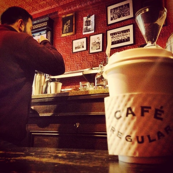 Das Foto wurde bei Café Regular von Ziad am 12/13/2014 aufgenommen