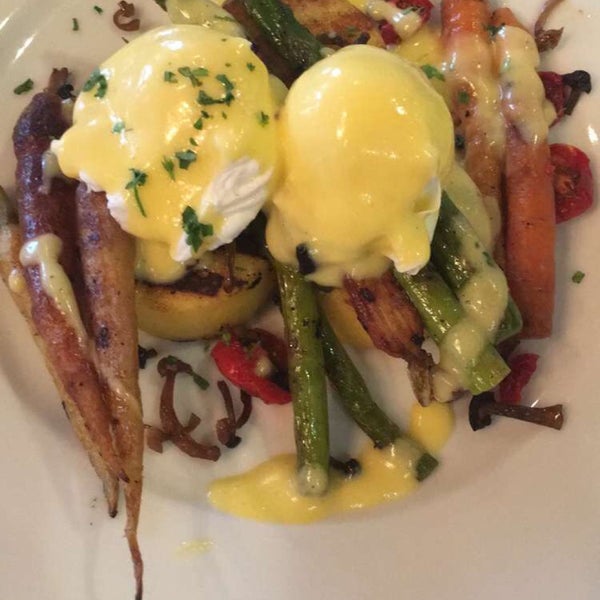 Another hot spot for a hearty breakfast. Try their eggs benedict, full english, french toast in banoffee syrup, honeycomb chocolate bites, special latte.