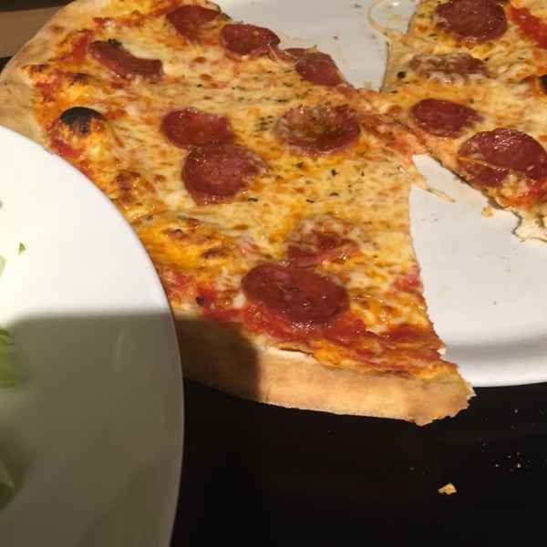 We had pepperoni pizza. It was excellent! Thin crust but crisp and not soggy in the center.