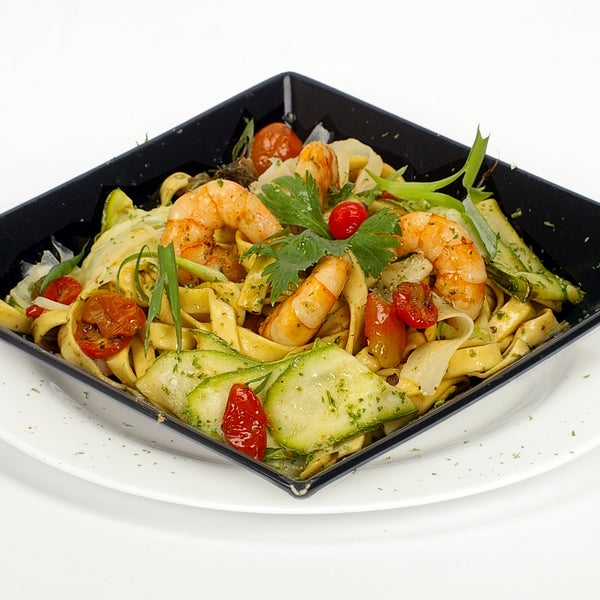Para deixar seu almoço mais especial, experimente o nosso Fettuccine ao  Camarão e Zucchini.
