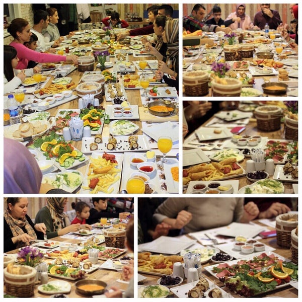 Foto diambil di BlueEyes Cafe&amp;Restaurant oleh Umut yüceloğlu pada 6/25/2018