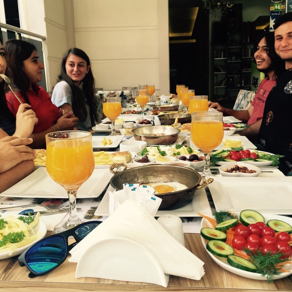 Foto diambil di BlueEyes Cafe&amp;Restaurant oleh Umut yüceloğlu pada 8/15/2015