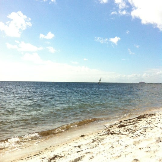 12/4/2012 tarihinde LaDesayuneriadeJoseziyaretçi tarafından Sailboards Miami Water Sports'de çekilen fotoğraf