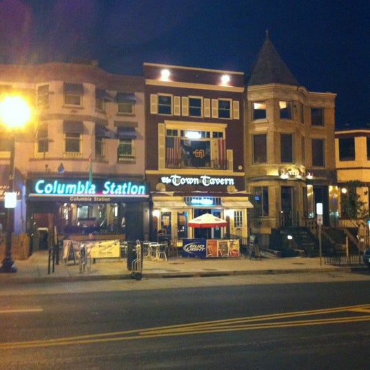 รูปภาพถ่ายที่ Town Tavern โดย LaDesayuneriadeJose เมื่อ 10/23/2012