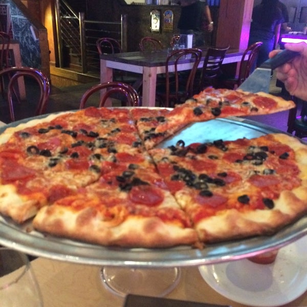 Photo taken at King of New York Pizzeria Pub by LaDesayuneriadeJose on 8/9/2014