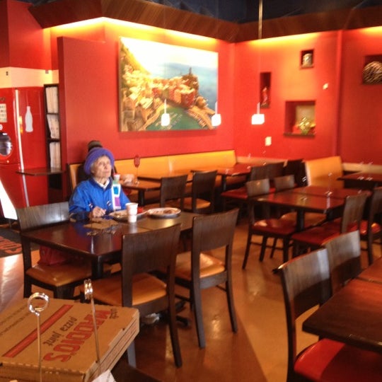 10/30/2012 tarihinde Colleen Y.ziyaretçi tarafından Uncle Maddio&#39;s Pizza Joint'de çekilen fotoğraf