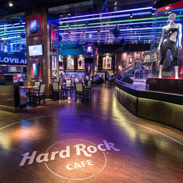 รูปภาพถ่ายที่ Hard Rock Cafe Santiago โดย Hard Rock Cafe Santiago เมื่อ 1/7/2014