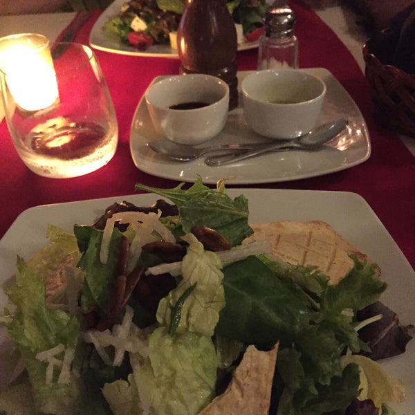 Foto diambil di Peter&#39;s Restaurante oleh Jerome S. pada 1/21/2015