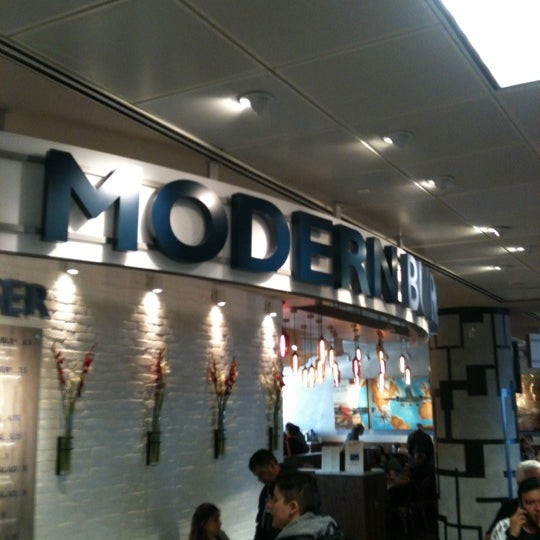 Foto diambil di Modern Burger oleh Todd A. pada 12/16/2012