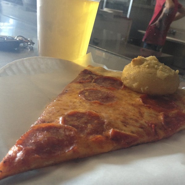 6/16/2013 tarihinde Jessica B.ziyaretçi tarafından Brooklyn Boyz Pizza'de çekilen fotoğraf