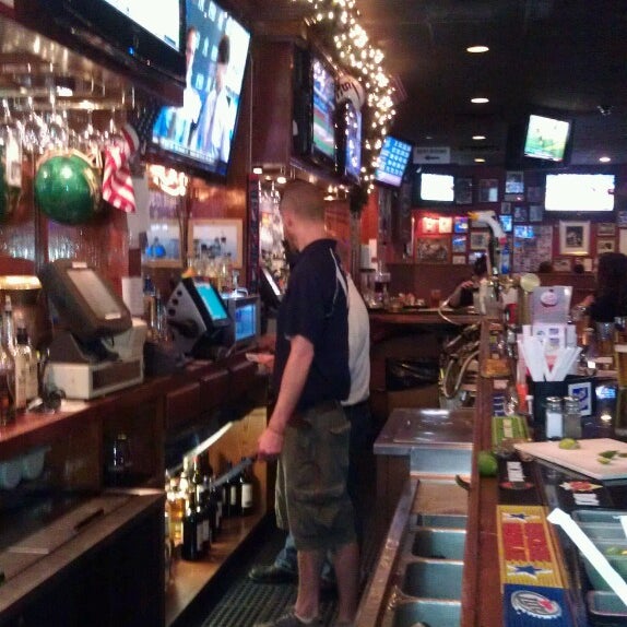 Das Foto wurde bei Bob Hyland&#39;s Sports Page Pub von Regina O. am 6/8/2013 aufgenommen