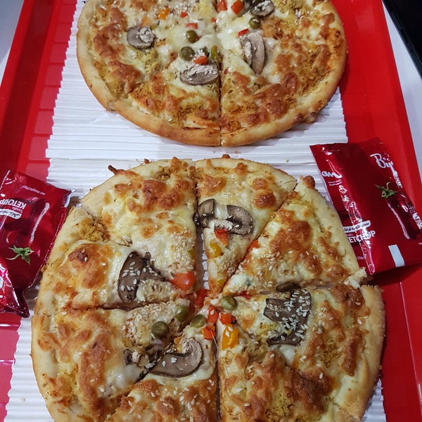 Пицца сверху. Mime and dash. Буквы в виде пиццы. Пицца пи. Клоун сс13.