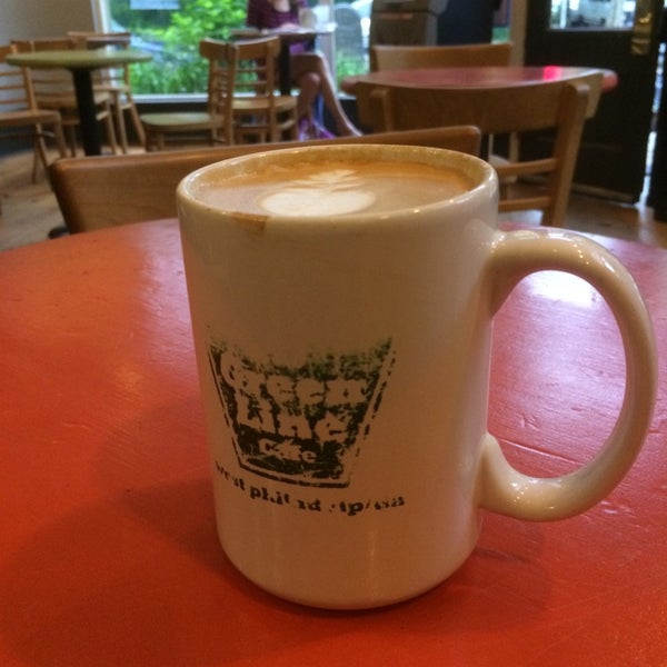 5/21/2014 tarihinde Meg S.ziyaretçi tarafından Green Line Cafe'de çekilen fotoğraf
