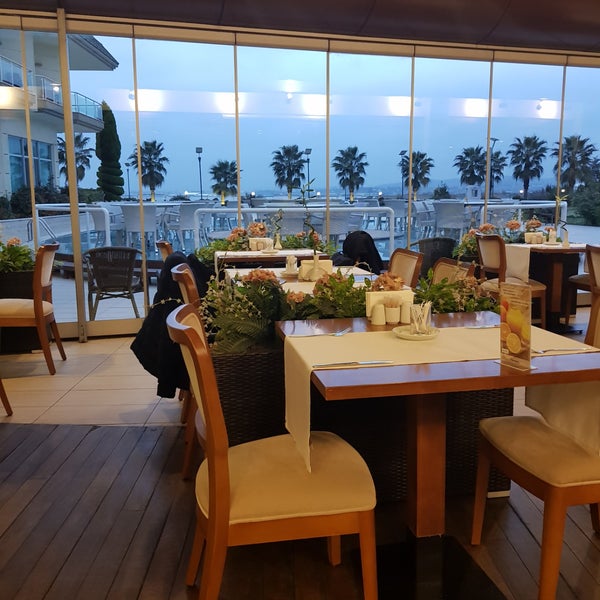 Ресторан gold bar. Ла терраса сочи ресторан морпорт. Kazza marina ресторан. Dubai marina ресторан. Marina restaurant.