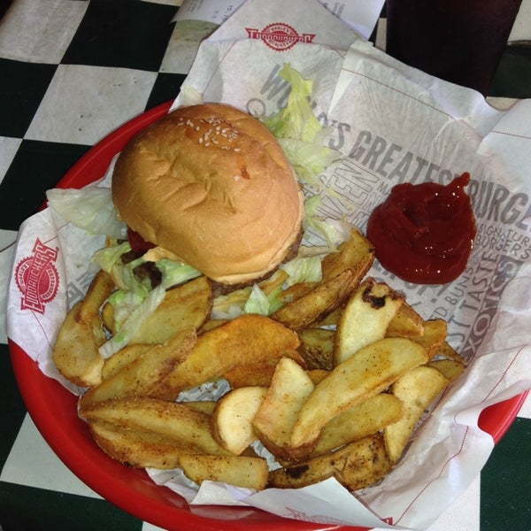 Photo taken at Fuddruckers by Dennis Y. on 7/26/2013