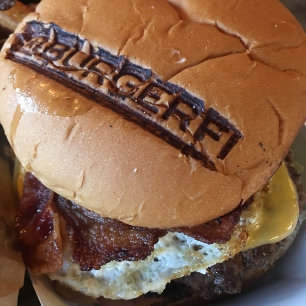 5/22/2018 tarihinde Weiley O.ziyaretçi tarafından BurgerFi'de çekilen fotoğraf