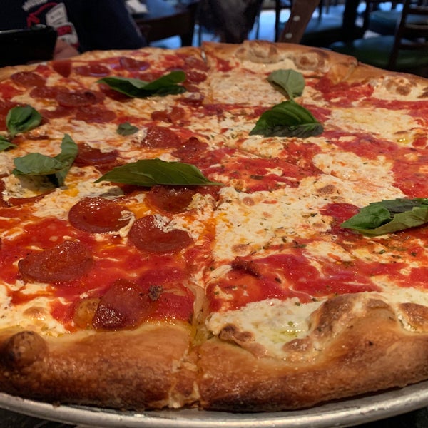 Foto tomada en Patsy&#39;s Pizzeria  por Weiley O. el 10/30/2019
