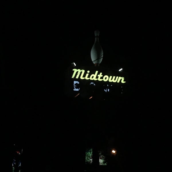 Foto tirada no(a) Midtown Bowl por @tessa H. em 10/8/2016