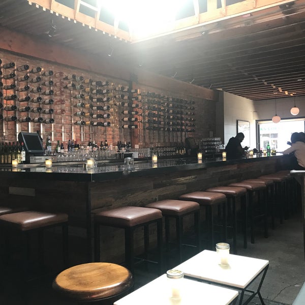 Foto tirada no(a) Bodega Wine Bar por @tessa H. em 7/12/2017