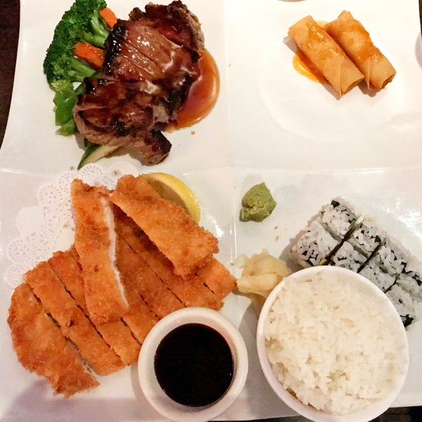 Снимок сделан в Ozu Japanese Cuisine &amp; Lounge пользователем Tenshow S. 8/10/2017