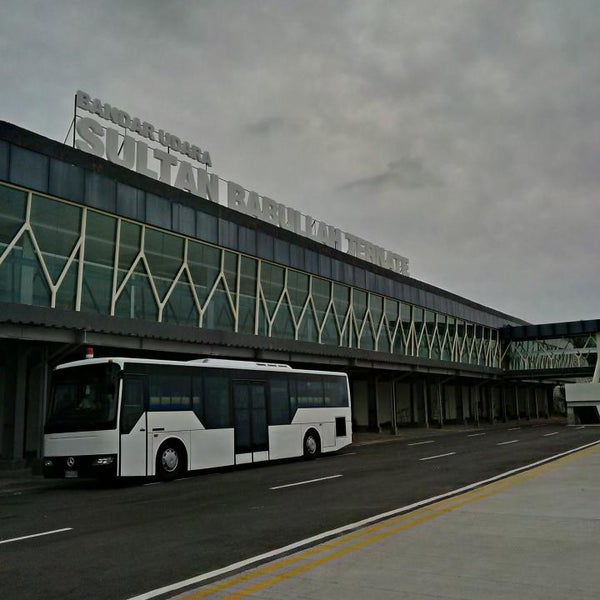 Hasil gambar untuk bandara sultan babullah ternate bus