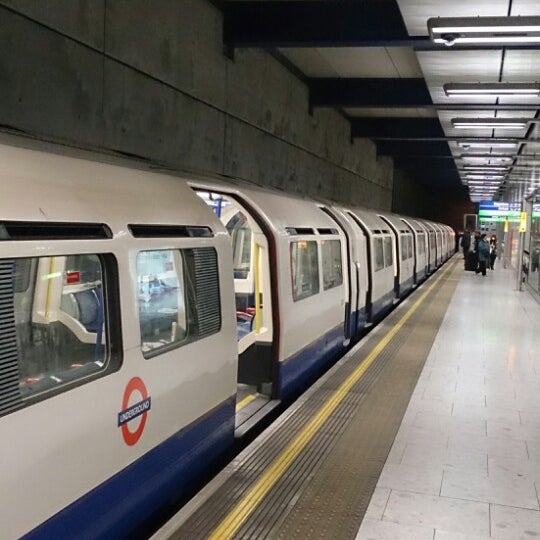 Heathrow Terminal 5 London Underground Station Estación de metro