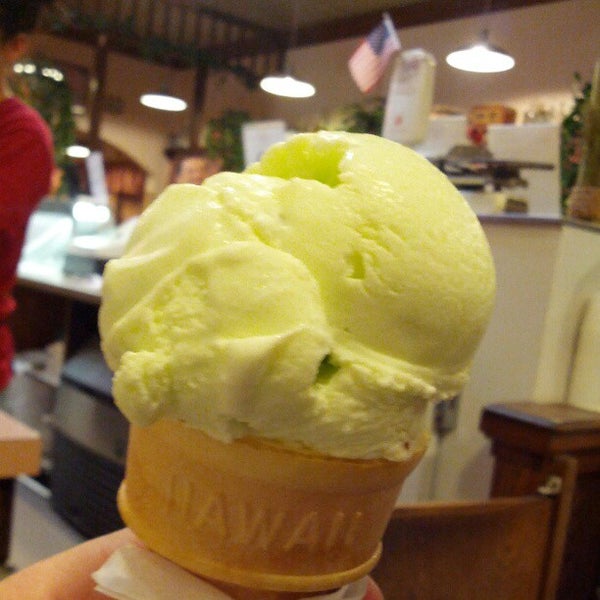 Photo taken at Bubbies Homemade Ice Cream &amp; Desserts by @RickNakama on 1/29/2013