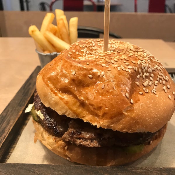 1/16/2019 tarihinde Pavel V.ziyaretçi tarafından Burger Lab'de çekilen fotoğraf