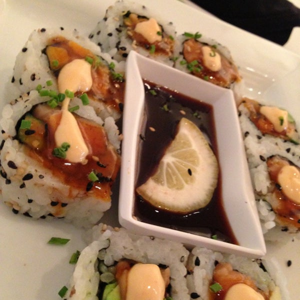Снимок сделан в Yumm Thai : Sushi and Beyond пользователем Sondra J. 9/3/2013