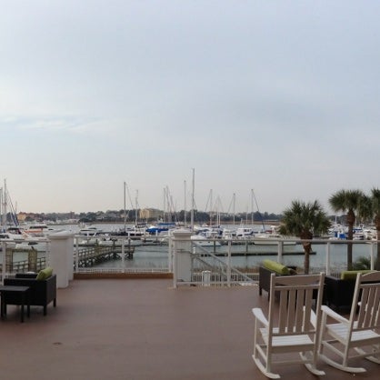 รูปภาพถ่ายที่ Courtyard Charleston Waterfront โดย Jim S. เมื่อ 1/26/2013