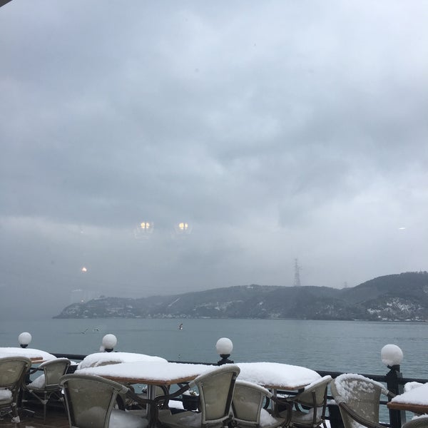 รูปภาพถ่ายที่ Göze Sarıyer Teras โดย Büşra เมื่อ 1/2/2016