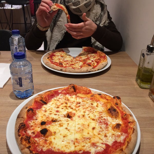 Foto diambil di Del Popolo Pizza oleh Marie P. pada 12/1/2016