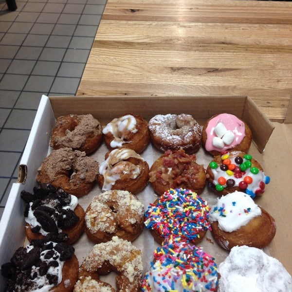 6/22/2014 tarihinde Monicaziyaretçi tarafından DaVinci’s Donuts'de çekilen fotoğraf