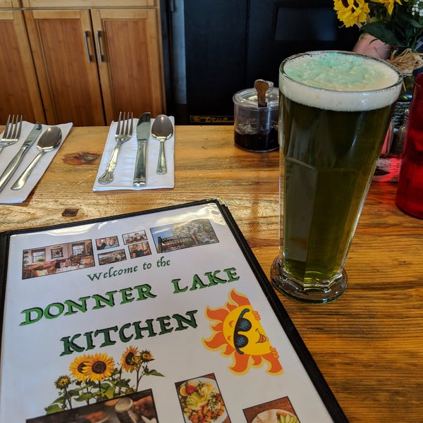 3/17/2019 tarihinde Kevin F.ziyaretçi tarafından Donner Lake Kitchen'de çekilen fotoğraf