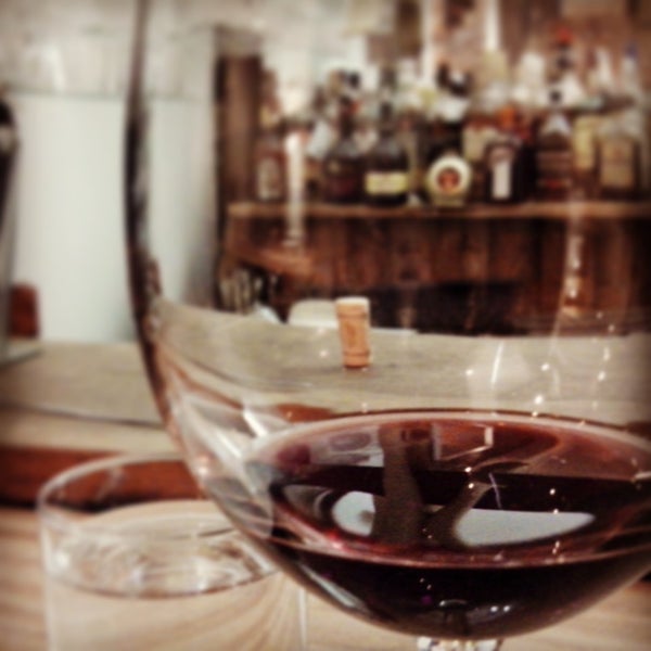 Das Foto wurde bei Cellar Wine Bar + Bistrô von A. N. am 4/19/2013 aufgenommen