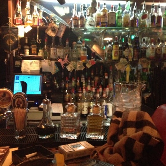Foto diambil di Help Bar oleh Allusi pada 10/11/2012