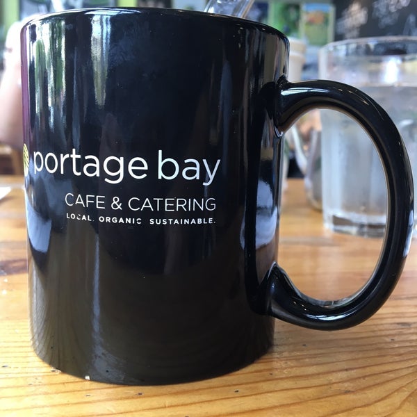 Снимок сделан в Portage Bay Cafe &amp; Catering пользователем Robert 9/10/2017