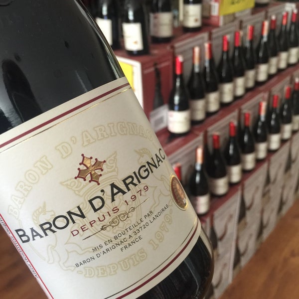Foto tirada no(a) Bordo Şarap ve İçki Mağazası por Serdar Dinç 4. em 7/22/2016