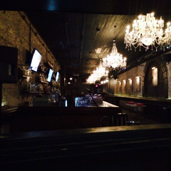 รูปภาพถ่ายที่ Burnside&#39;s Tavern โดย Bengala M. เมื่อ 4/19/2014