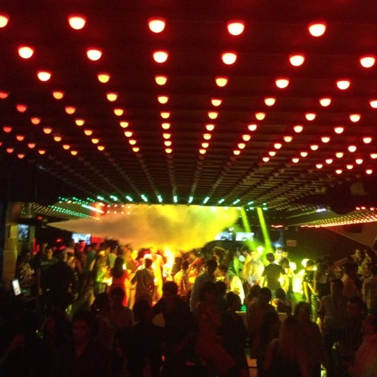 Foto tirada no(a) La Nuit Glam Club por Brôwnië Torres em 10/21/2012