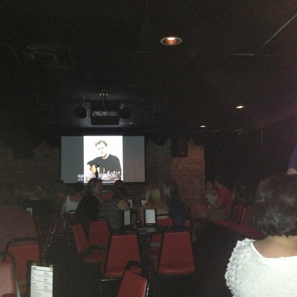 รูปภาพถ่ายที่ The Comedy Attic โดย Rob B. เมื่อ 9/7/2013