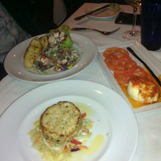 Foto diambil di Indigo Restaurant Las Olas oleh Mandy T. pada 12/2/2012
