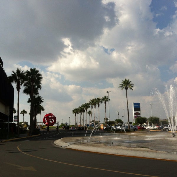 รูปภาพถ่ายที่ Galerías Guadalajara โดย ToÑiTo B. เมื่อ 6/10/2015