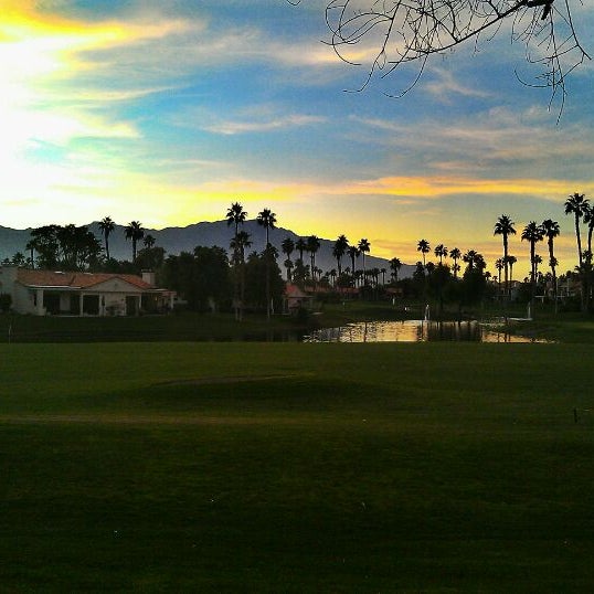 Foto diambil di Palm Valley Country Club oleh Melina H. pada 1/1/2012